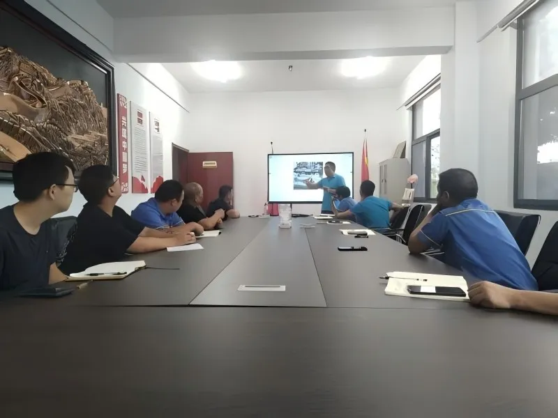 Генеральный директор Ян Шихай возглавил команду разработчиков на тренинге.